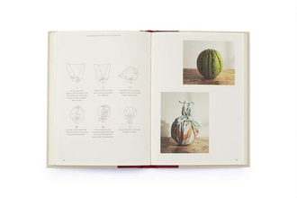 Furoshiki : And the Japanese Art of Gift Wrapping by Tomoko Kakita