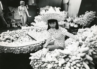 Yayoi Kusama : A Retrospective